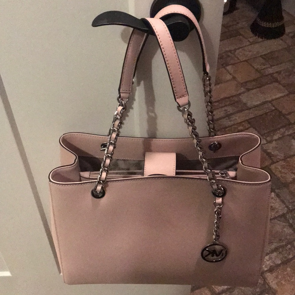 NEW W/O tags.  MICHAEL KORS HANDBAG, never carried
